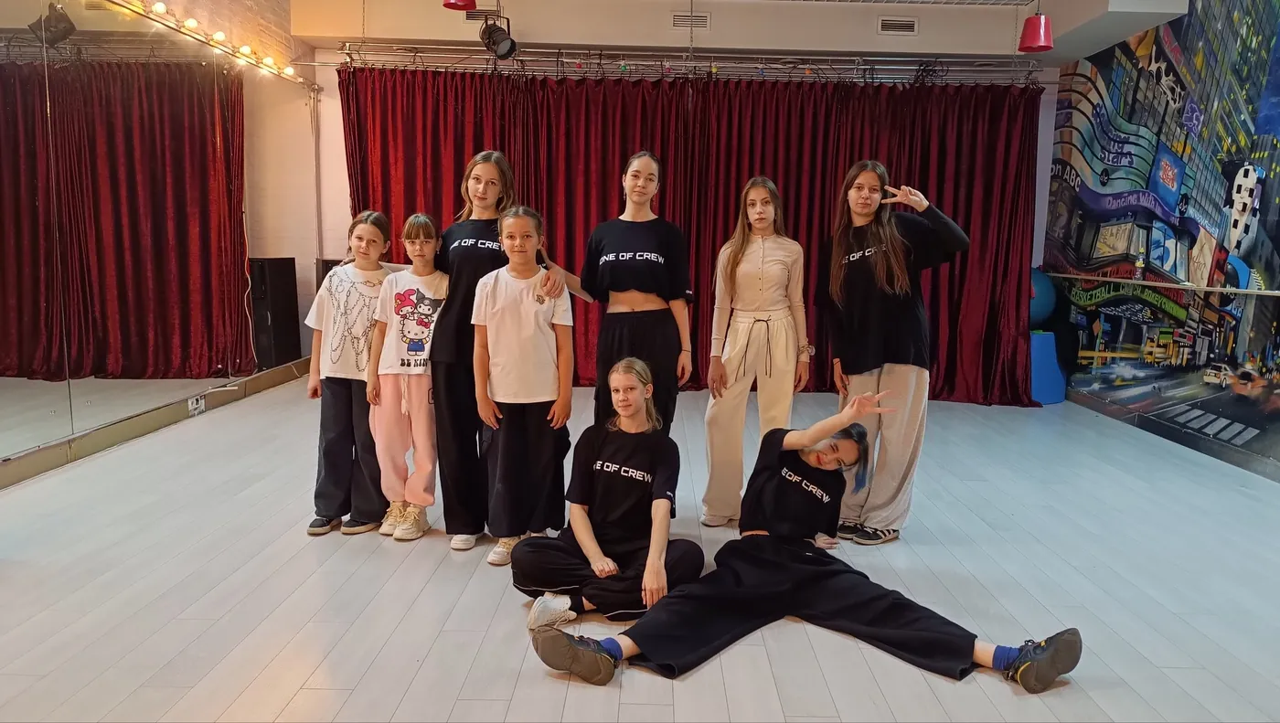 Участницы k-pop мастер-класса ONE OF STUDIO в зале
